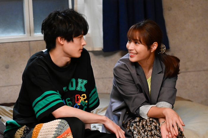 松村北斗、広瀬アリス「恋なんて、本気でやってどうするの?」第5話より(C)カンテレ