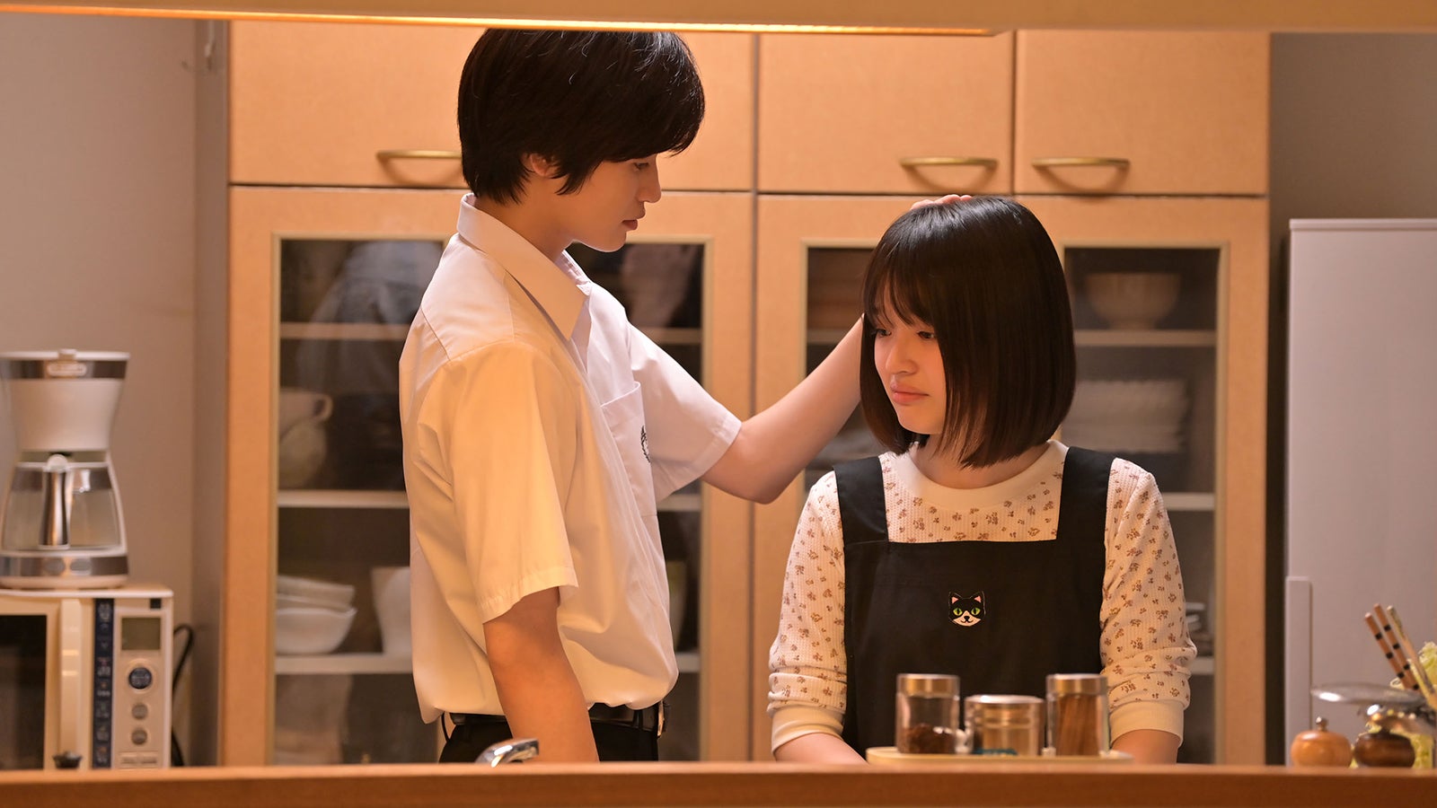 西垣匠、豊嶋花／「みなと商事コインランドリー」第9話より（C）缶爪さわ・椿ゆず／KADOKAWA／「みなと商事コインランドリー」製作委員会