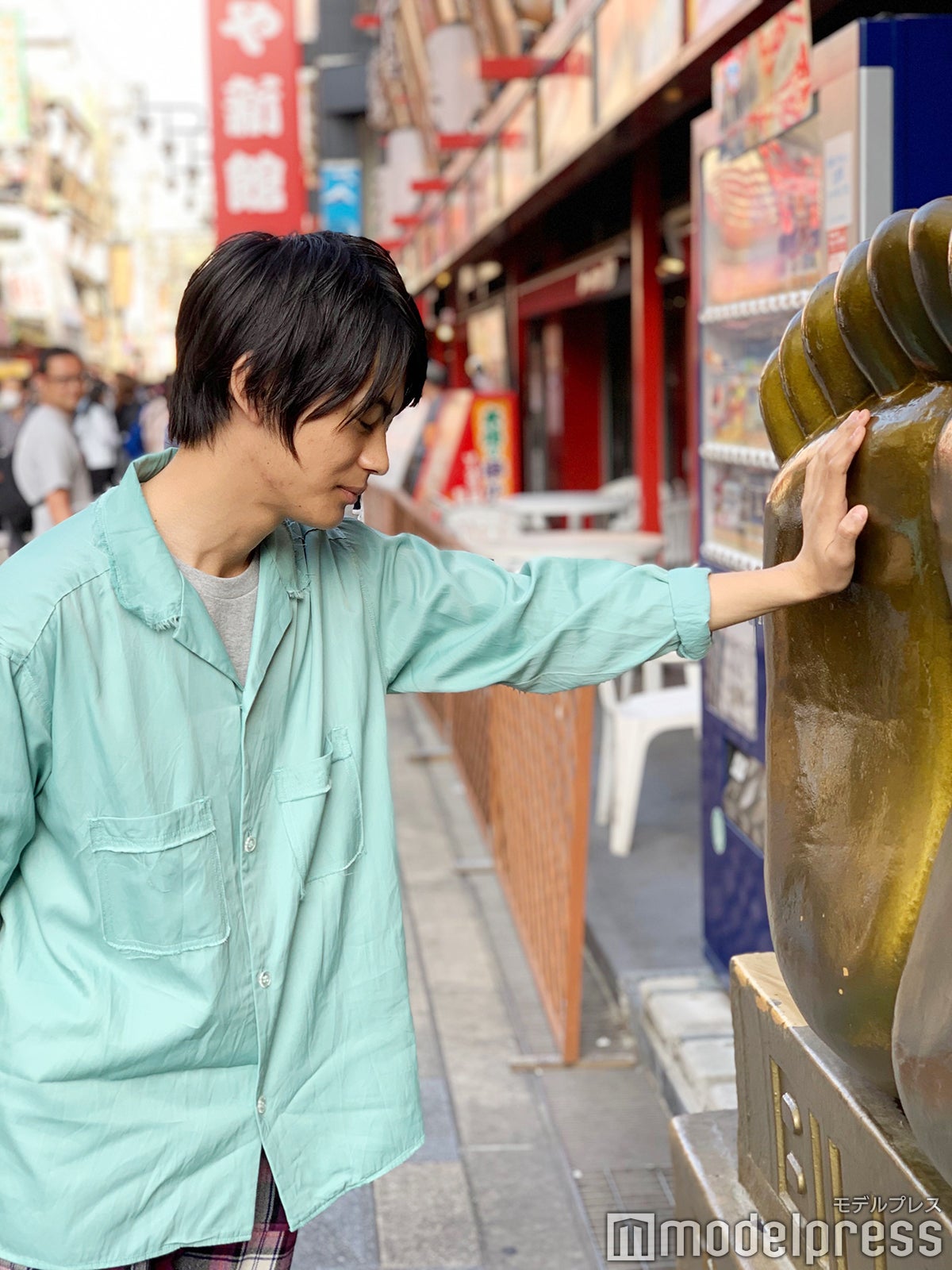 「ビリケンさん」に映画のヒットを願う神尾楓珠 （C）モデルプレス