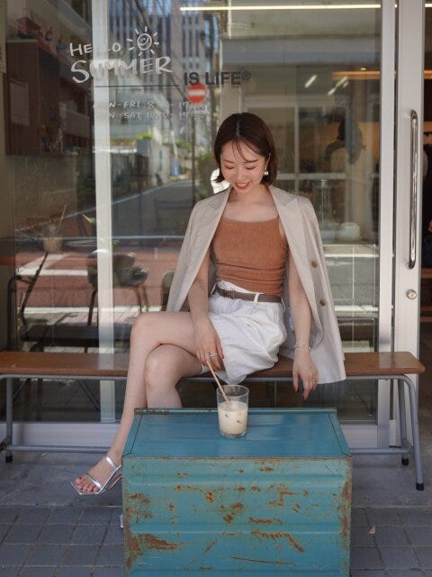 ショートパンツ×シルバーサンダルでお出かけコーデ