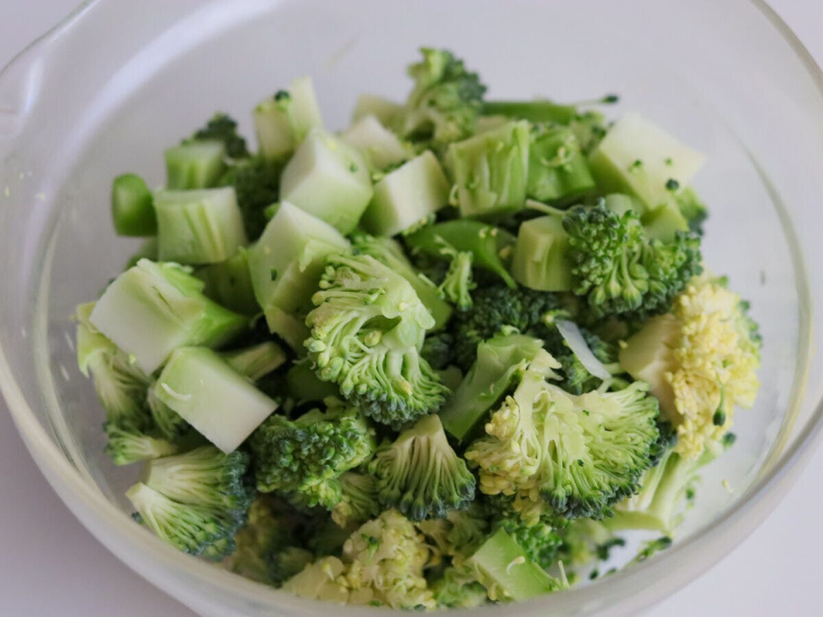 ガラスボウルに小さく刻まれたブロッコリーの花蕾と茎 ガラスボウルに小さく刻まれたブロッコリーの花蕾と茎