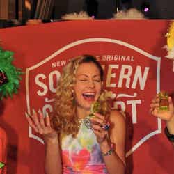 豪快な飲みっぷりを披露する土屋アンナ