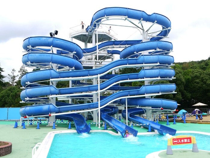 浮き輪なしで滑る「ウォーター・ボブスレー」【制限】身長110cm以上