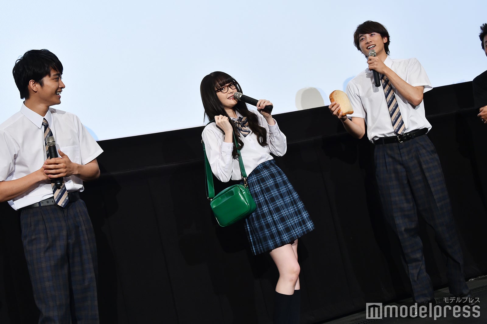 緑のバッグがお似合いの玉城ティナ（C）モデルプレス