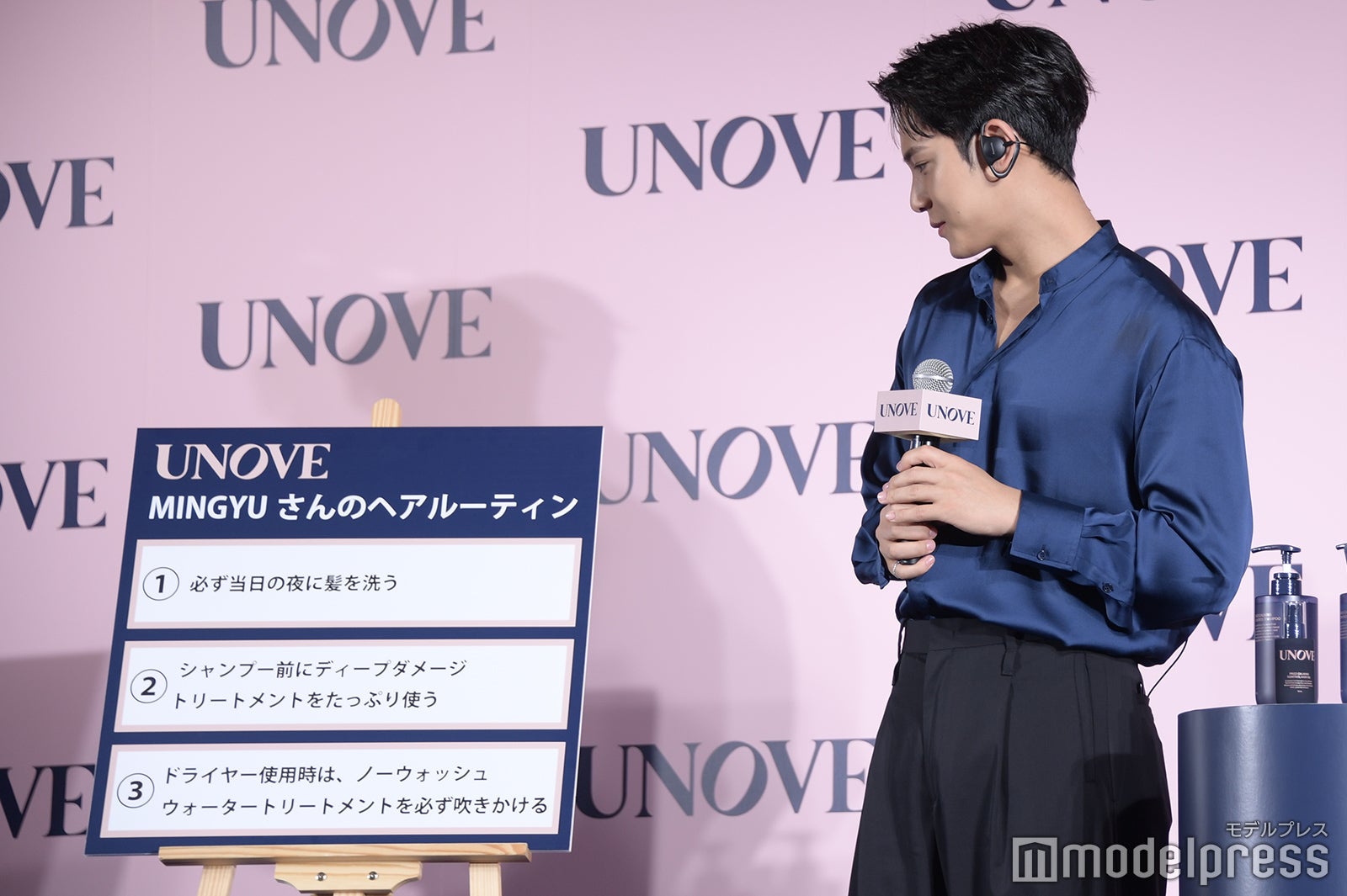 自身の回答を見つめるミンギュ（C）モデルプレス