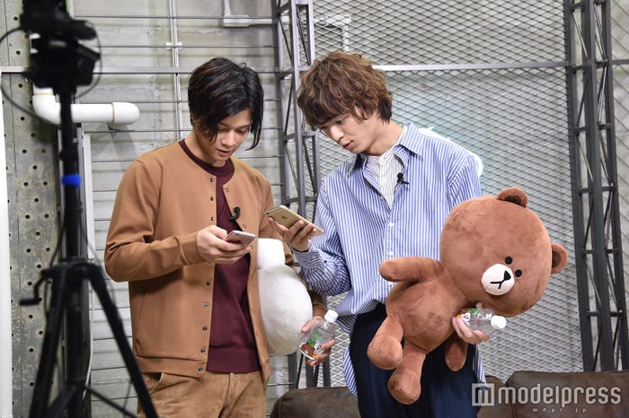 【オフショット】LINE LIVEに慣れない溝口、石原の2人は緊張していた様子(C)モデルプレス
