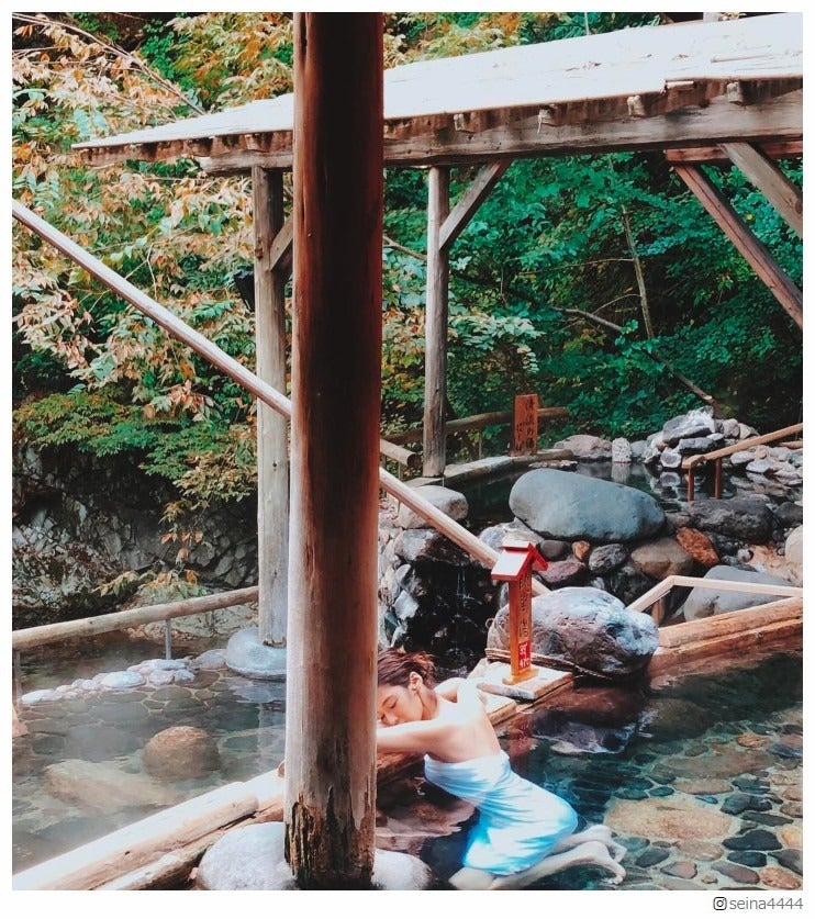 島袋聖南、美背中あらわなSEXY入浴ショット披露　恋人・石倉ノアとのやり取りにも注目集まる