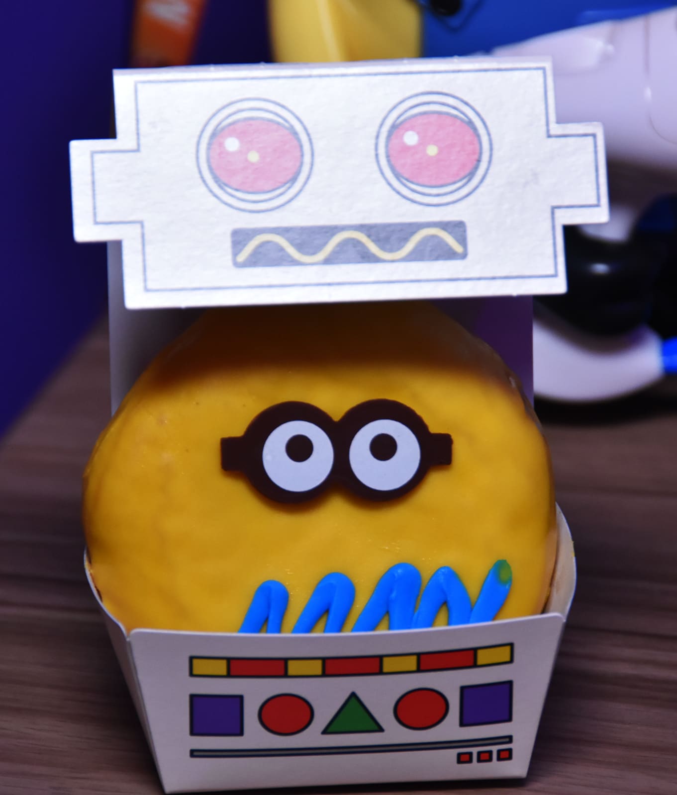 『怪盗グルーのミニオン大脱走』に登場する、ロボットのクライヴをモチーフにしたミニオン・ドーナツ ～バナナクリーム～ 850円