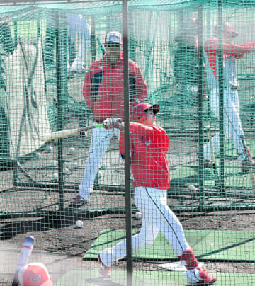 広島・新井監督が高卒新人の打撃に約15分熱視線 ドラ6・西川が1軍キャンプに合流