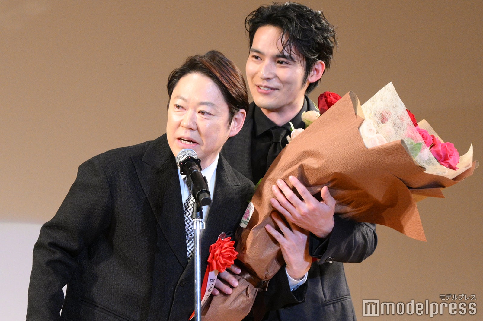 水上恒司が自分の登場に驚いてないことを指摘する阿部サダヲ（C）モデルプレス