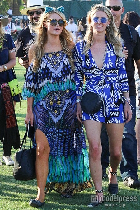 ブルーコーデ（左から）パリス・ヒルトン、ニッキ－・ヒルトン／photo：Getty Images