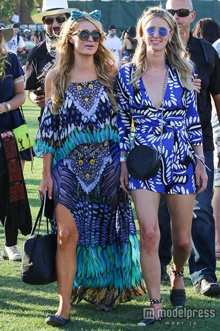 ブルーコーデ(左から)パリス・ヒルトン、ニッキ-・ヒルトン/photo:Getty Images