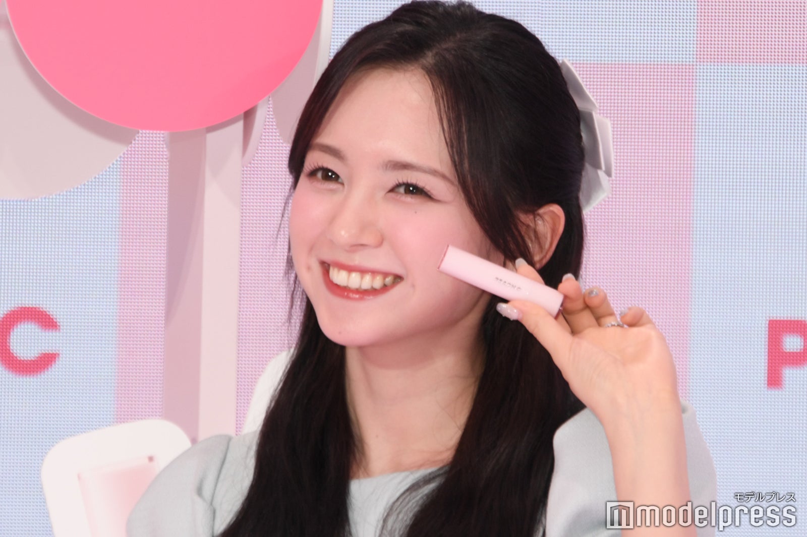 「可愛らしいポーズを」とリクエストされたマシロ（C）モデルプレス