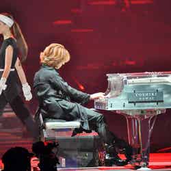 YOSHIKIのピアノと共にファッションショーが繰り広げられた
