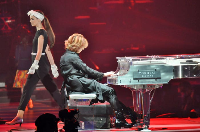 YOSHIKIのピアノと共にファッションショーが繰り広げられた