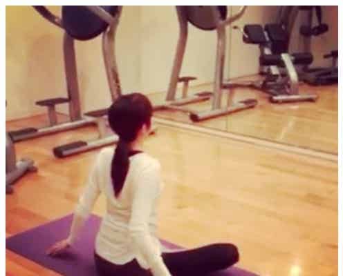 比嘉愛未、美しすぎるトレーニング動画に反響「まさに白鳥」「スタイル完璧」