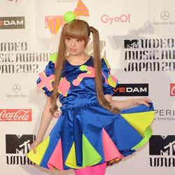 「VMAJ」レッドカーペットに登場したきゃりーぱみゅぱみゅ