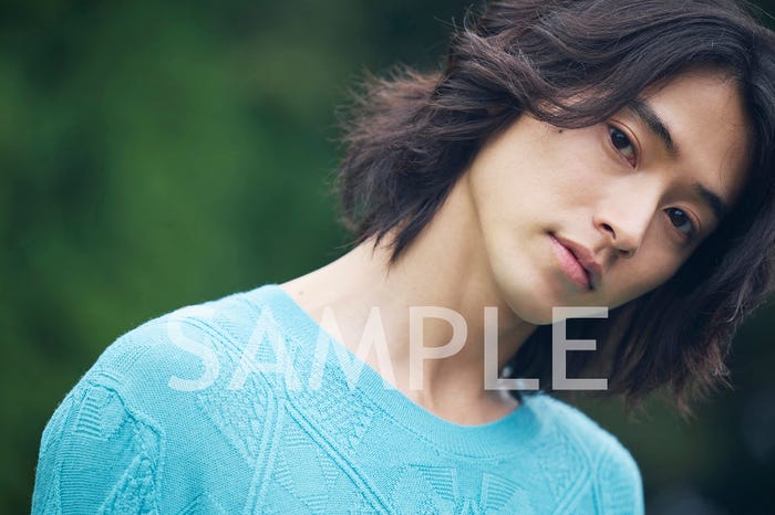 「山崎賢人カレンダー2023」ローソン店頭Loppi特典カット(C)SDP