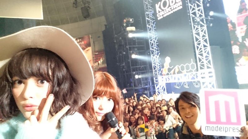 八木アリサ＆玉城ティナ／モデルプレスステージでランウェイから自撮り