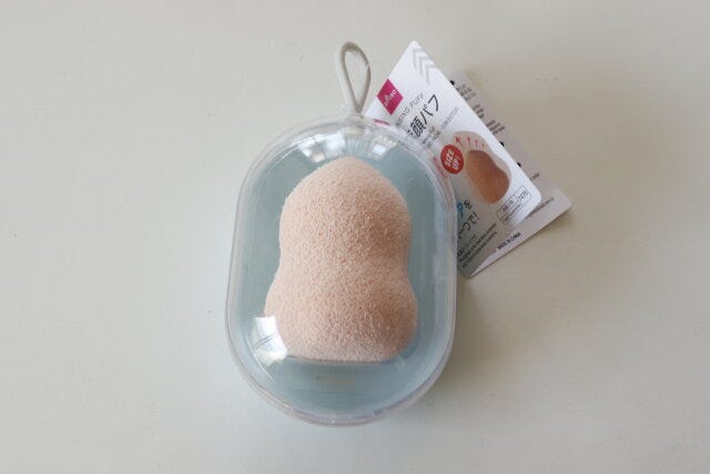 ダイソー　3D洗顔パフ（ホイップ型、専用ケース付）　パッケージ