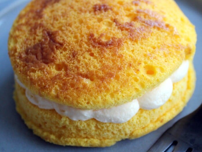 濃い黄色の生地に、白いクリームがたっぷり