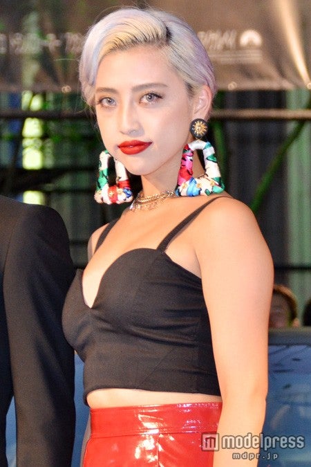 進化形ギャル ネオギャル 植野有砂 セクシービスチェ お腹見せスタイルを披露 モデルプレス