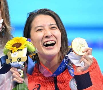 東京五輪2冠の美しきスイマー 和装姿にファン反響「着物姿が素敵」「何してもお似合い」ひこにゃんと魅惑の2ショも