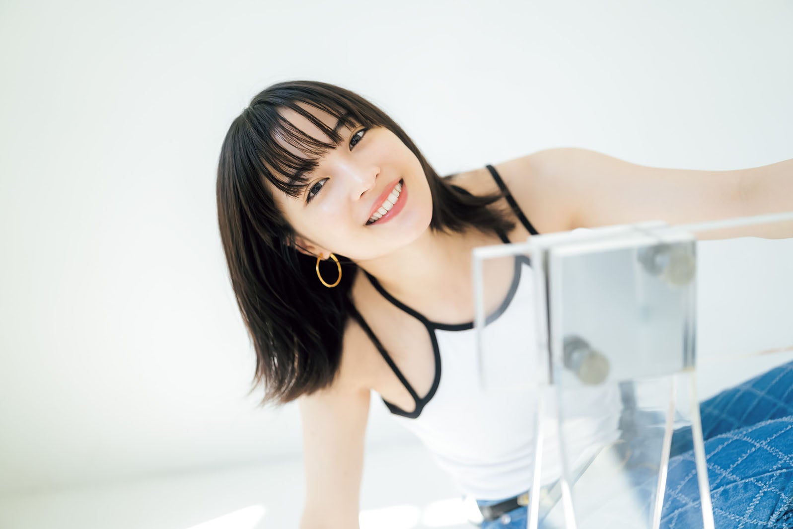 広瀬すず、清涼感溢れるキャミソール姿で肌見せ