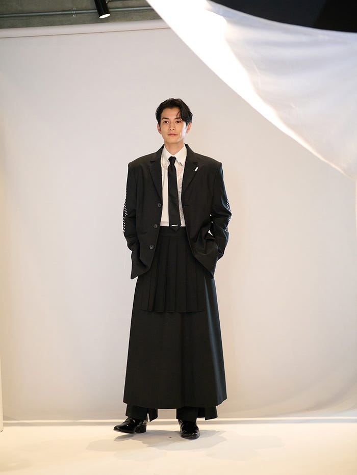 圧倒的なスタイルでオーラを放つ渡邊圭祐/モデルプレス独占カット(提供写真)