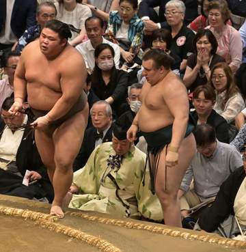 大関安青錦が初黒星で珍事 行司迷いながら伯乃富士に軍配 NHKアナも驚く「軍配迷った！迷った！」 物言いはつかず