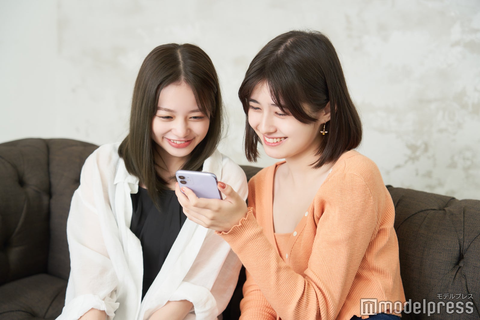 （左から）大塚美波、アリアナさくら（C）モデルプレス