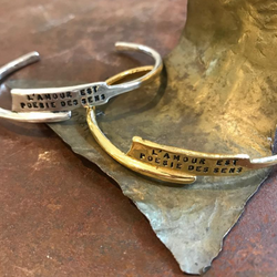 彼とペアでつけたい♡愛のメッセージが刻まれたアクセサリー「セルジュ・トラヴァル」