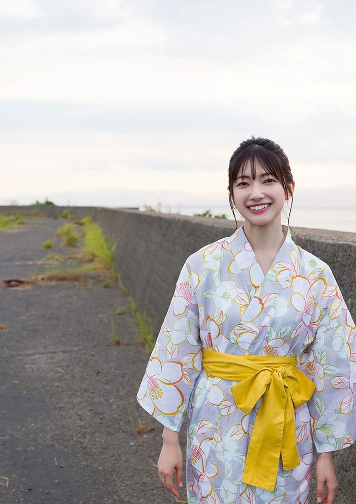 櫻坂46大園玲1st写真集「半分光、半分影」楽天ブックス版裏表紙(撮影:Takeo Dec./光文社)