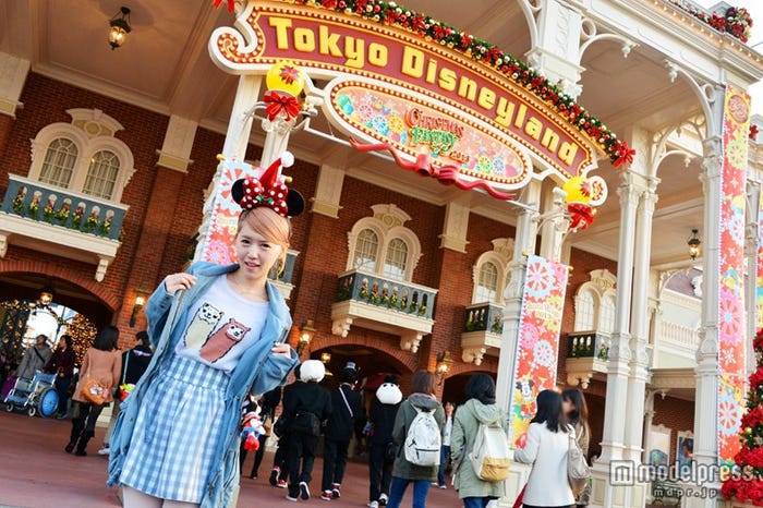 ディズニークリスマス開幕 パレードにアトラクション、食事など…見どころを紹介<体験レポ>/モデル:河西里音