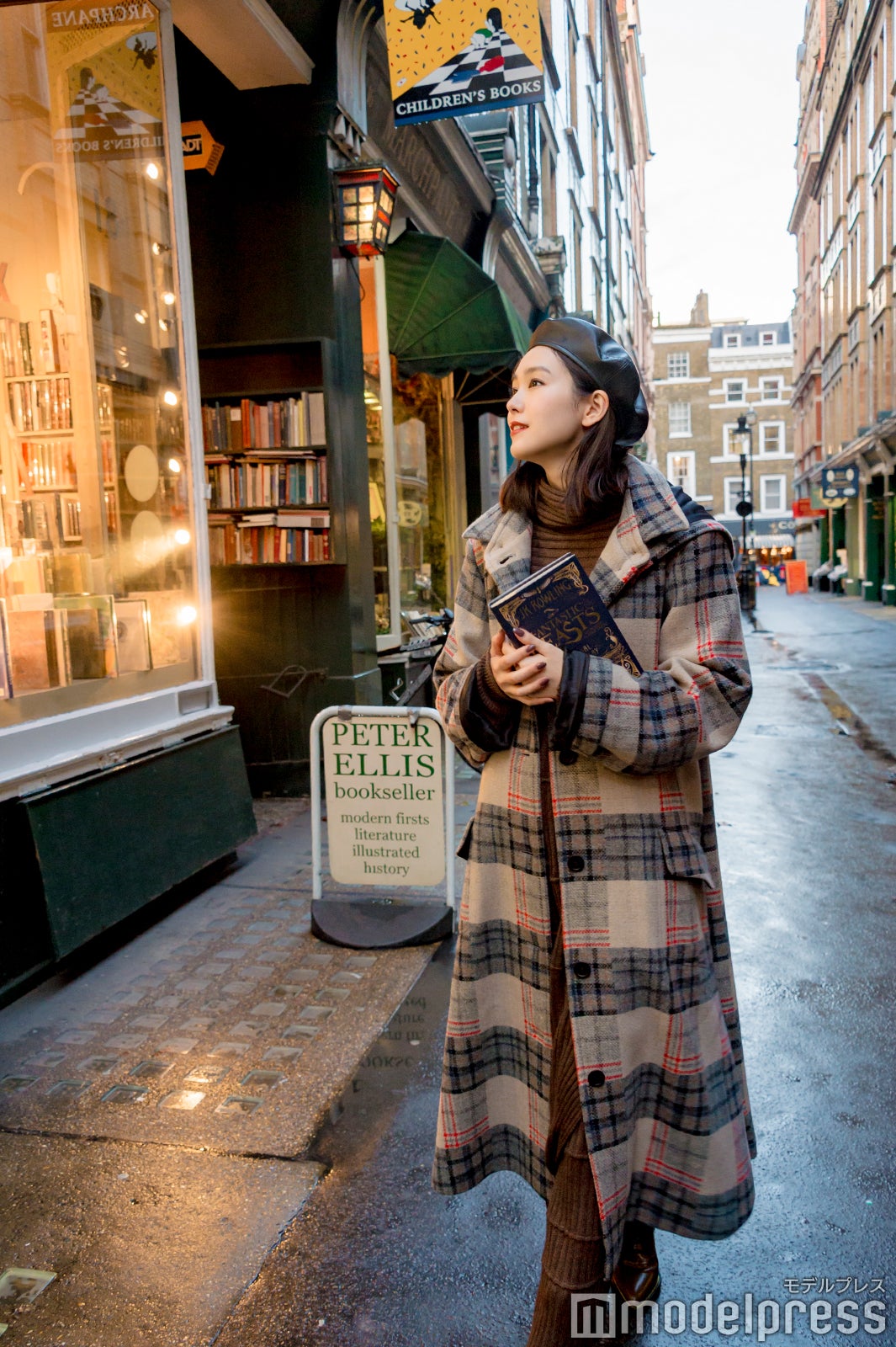 魔法道具が売られている「ダイアゴン横町」のモデルになったといわれるセシルコートへ（C）モデルプレス