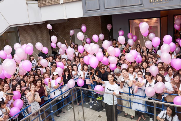 ファンと記念撮影(提供写真)