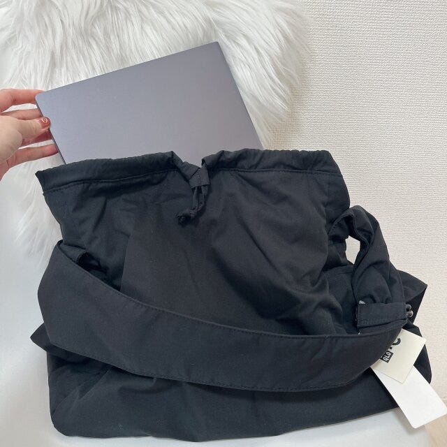 ソフトパフィーショルダーバッグ　BLACK　PCをいれる