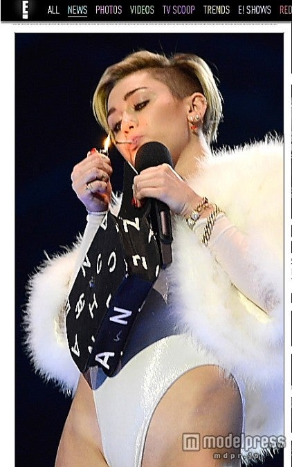 ステージでは疑惑のブツに着火。『E! Online』ホームページ