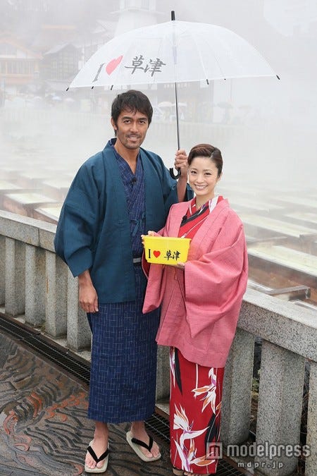 雨の湯畑を背に/阿部寛&上戸彩