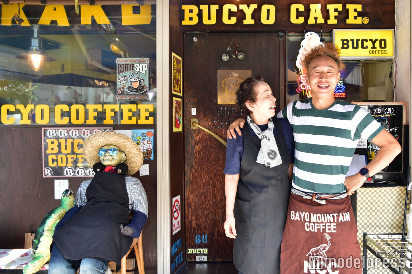 「KAKO BUCYO COFFEE」のやすこさん（左）とオーナーの筧太一さん（右） （C）モデルプレス