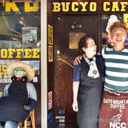 「KAKO BUCYO COFFEE」のやすこさん（左）とオーナーの筧太一さん（右） （C）モデルプレス