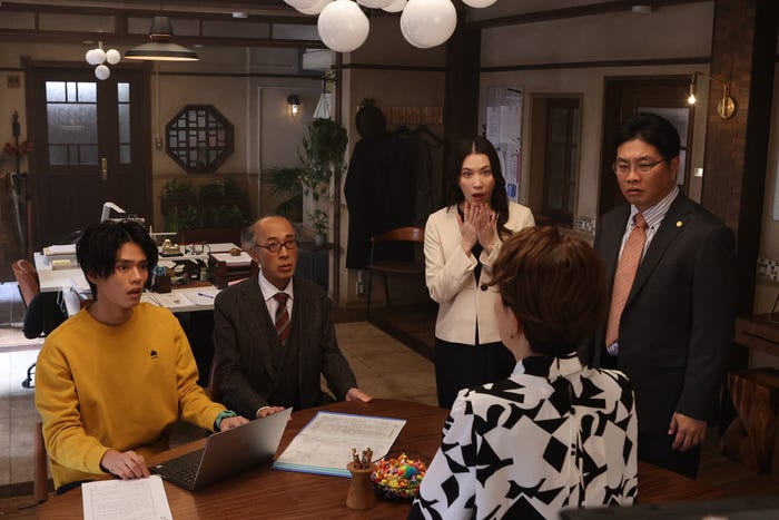 (左から時計回りに)日向亘、酒向芳、村川絵梨、松尾諭、戸田恵子「うちの弁護士は手がかかる」第9話より(C)フジテレビ