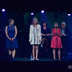 （左から）クリスティン・ベル、アガサ・リー・モン、ケイティー・ロペス／「アナと雪の女王」の音楽イベント「Frozen FAN demonium A MUSICAL CELEBRATION」