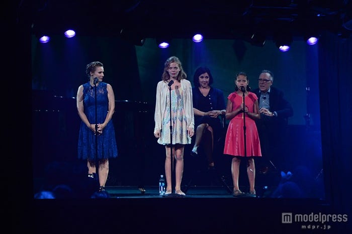 (左から)クリスティン・ベル、アガサ・リー・モン、ケイティー・ロペス/「アナと雪の女王」の音楽イベント「Frozen FAN demonium A MUSICAL CELEBRATION」