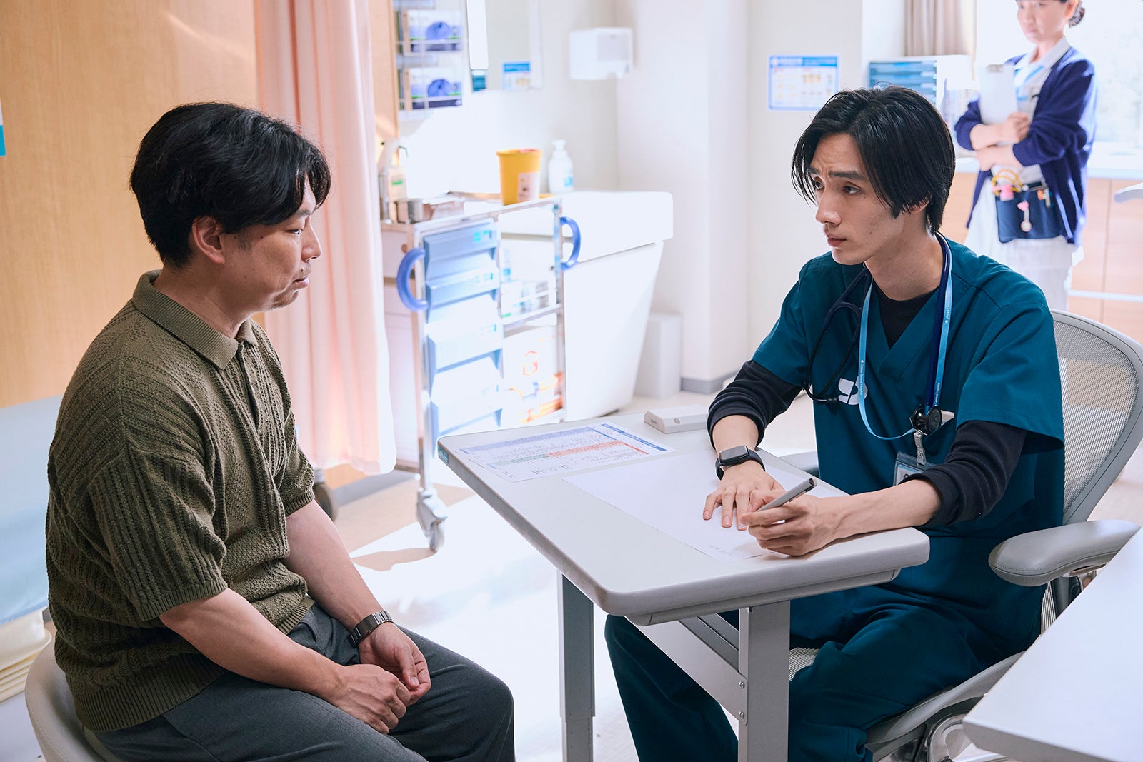 浜野謙太、清水尋也「19番目のカルテ」第4話（C）TBSスパークル／TBS（撮影：加藤春日）
