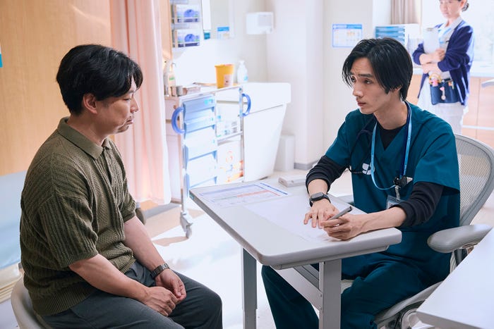 浜野謙太、清水尋也「19番目のカルテ」第4話(C)TBSスパークル/TBS(撮影:加藤春日)