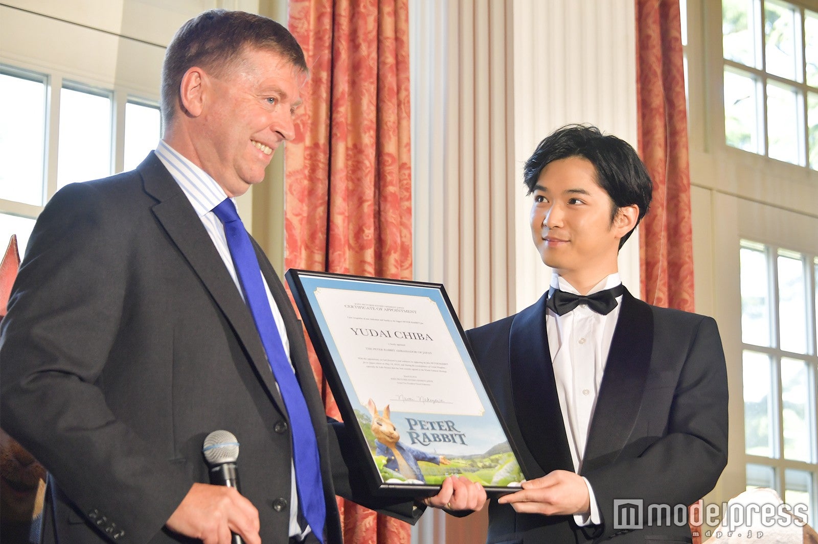 ポール・マデン駐日英国大使から就任状を受け取る千葉雄大 （C）モデルプレス