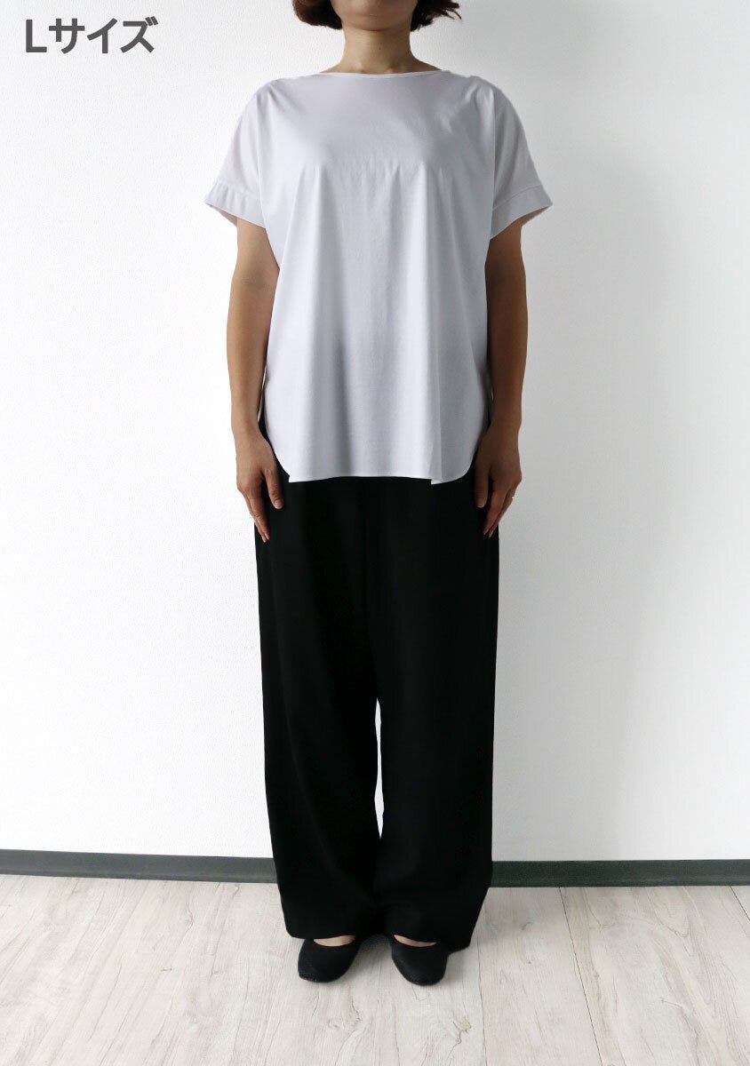 女性がPLSTのLサイズ白Tシャツと黒パンツを着用し正面で立つ