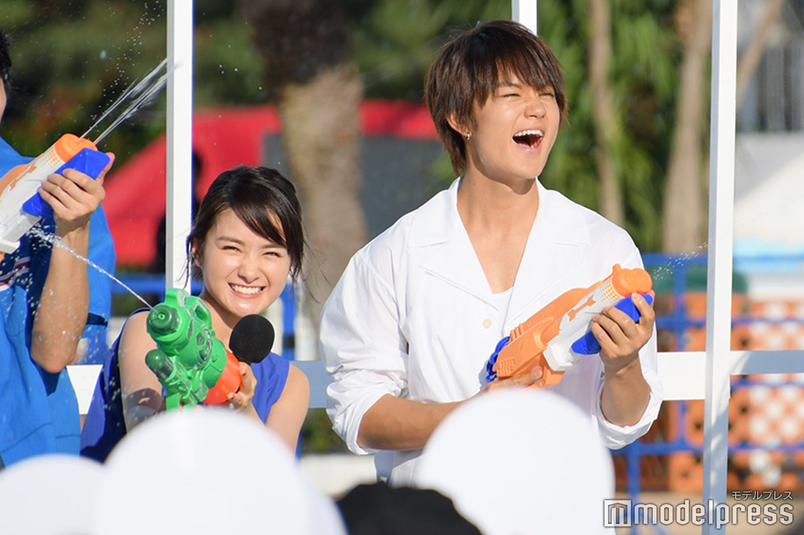 佐野勇斗（右）が水鉄砲を楽しんでいると… （C）モデルプレス