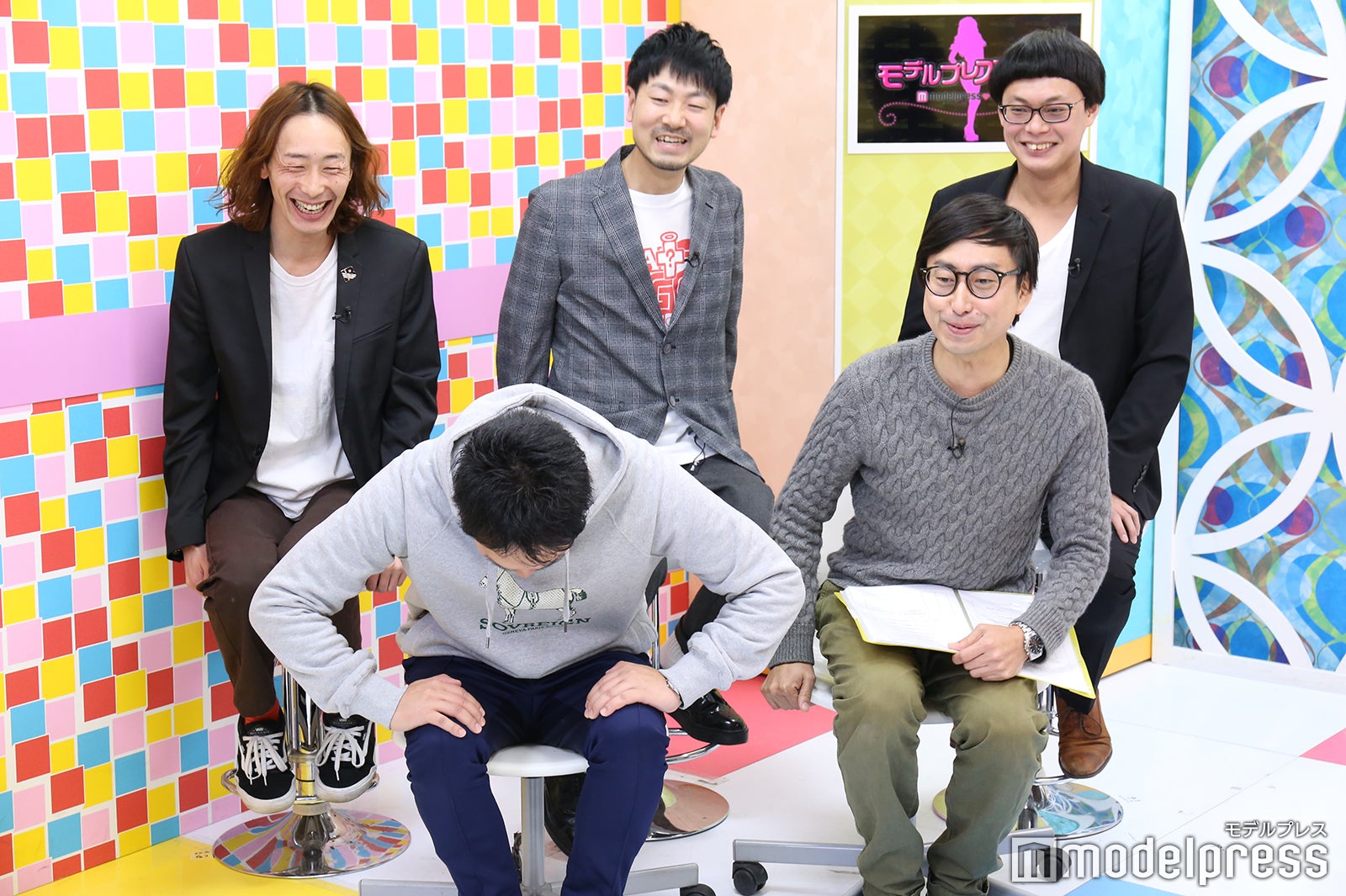 繰り返し頭を下げる武智 （C）モデルプレス